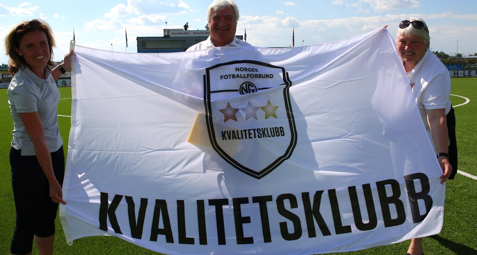 Ull/Kisa Fotball fikk utmerkelsen som kvalitetsklubb av Akershus Fotballkrets i pausen av hjemmekampen mot Tromsdalen i den 11. serierunden. FOTO: Bjørn Hytjanstorp